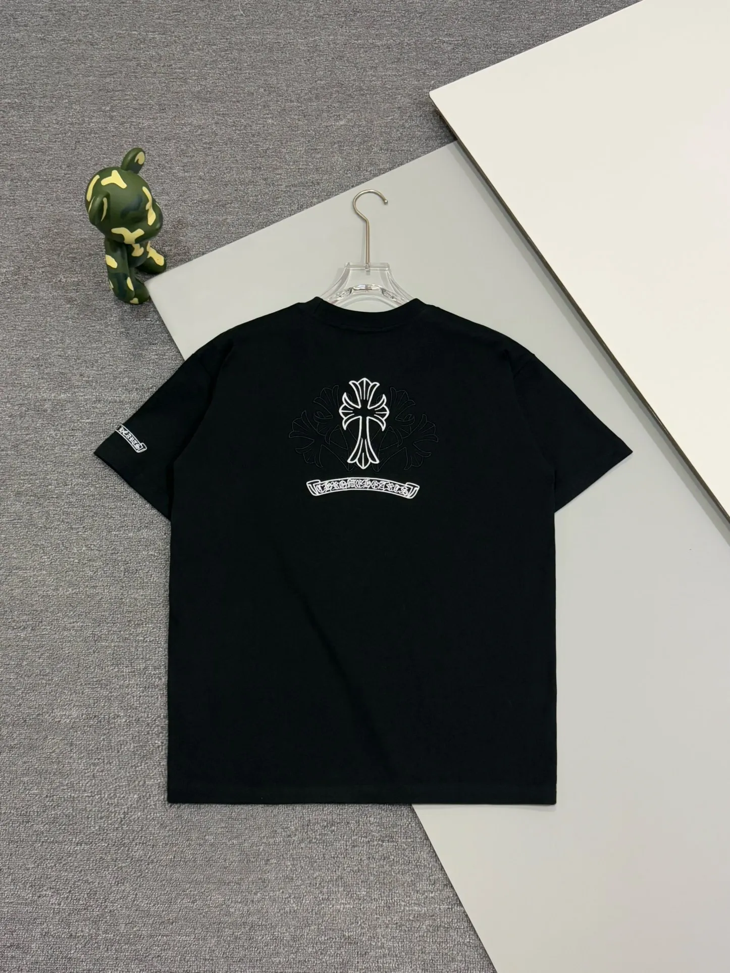 🅿️190 [High quality] Chrome hearts Chrome hearts 2025 new first release latest short-sleeved round neck T-shirt, high-end customization, avant-garde and fashionable design! The brand logo is applied to the front and back cuffs using 100,000 needle embroidery techniques. High-end customized 280g fabric. Soft to the touch. Comfortable to wear. Exquisite stitching. Fine workmanship. The upper body effect is incomparably handsome! Same style for men and women, color: white, black size: S to xL